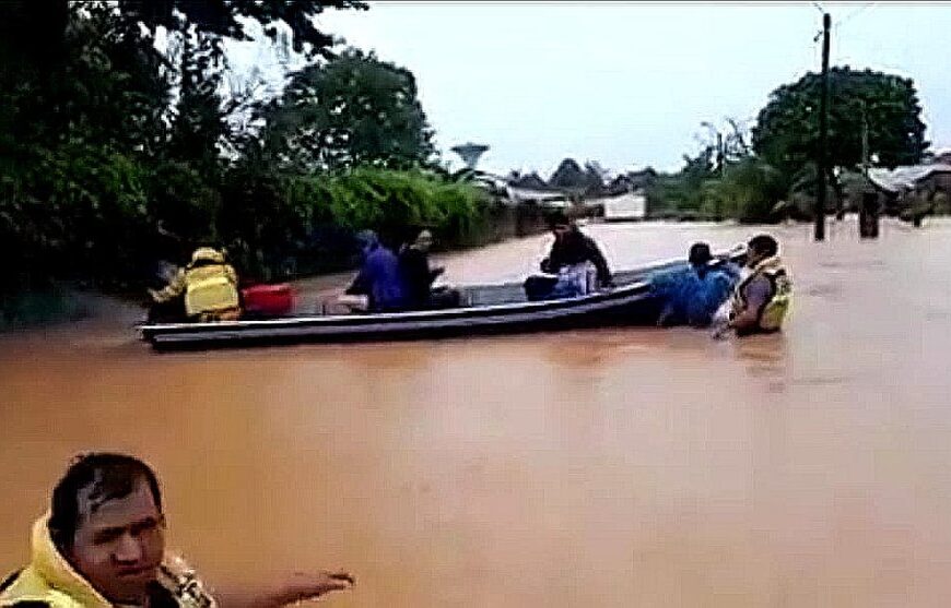 Yapacaní bajo el agua; rescatan a vecinos en lanchas y…