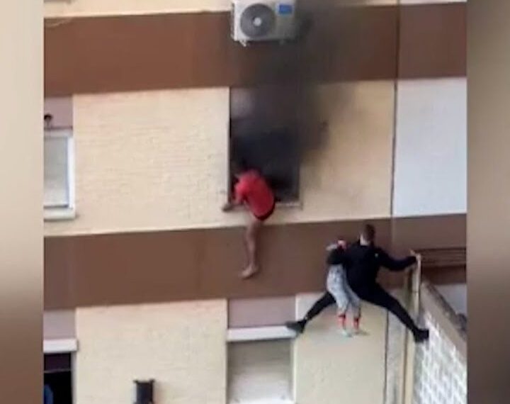 Un hombre salva a una familia de un incendio en…