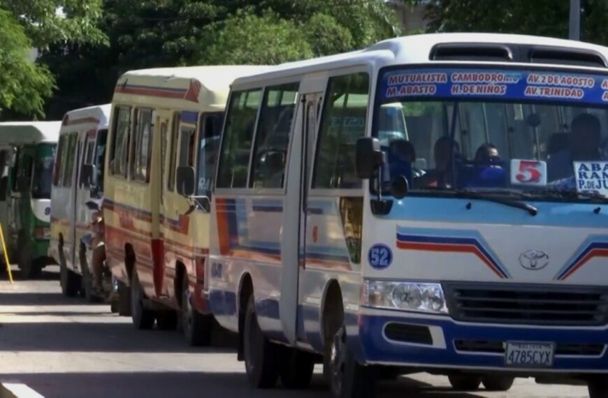 Alcaldía cruceña prevé sacar 2.400 micros del centro de la…