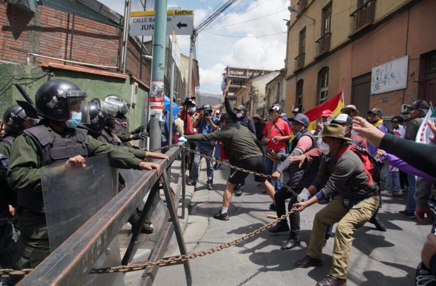 Policias y maestros urbanos nuevamente se enfrentan en la ciudad…