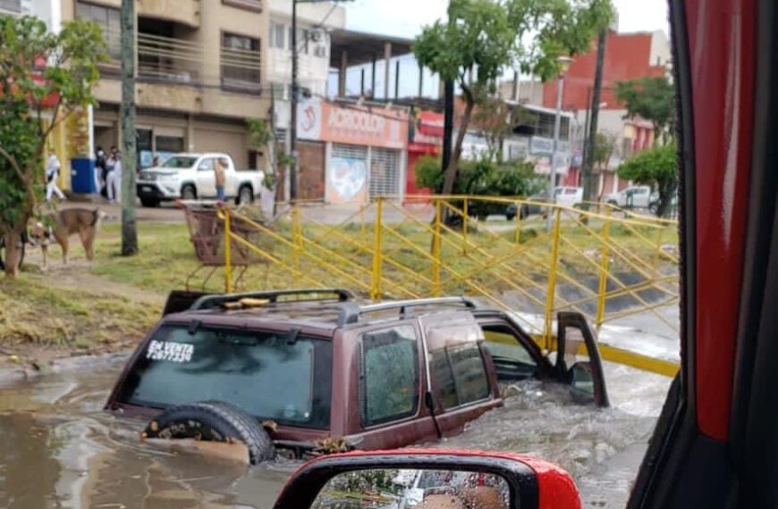 Una torrencial lluvia cayó muy temprano este viernes en la capital cruceña