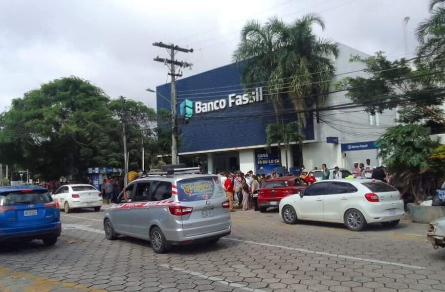 En las agencias del Banco Fassil hay filas y clientes…