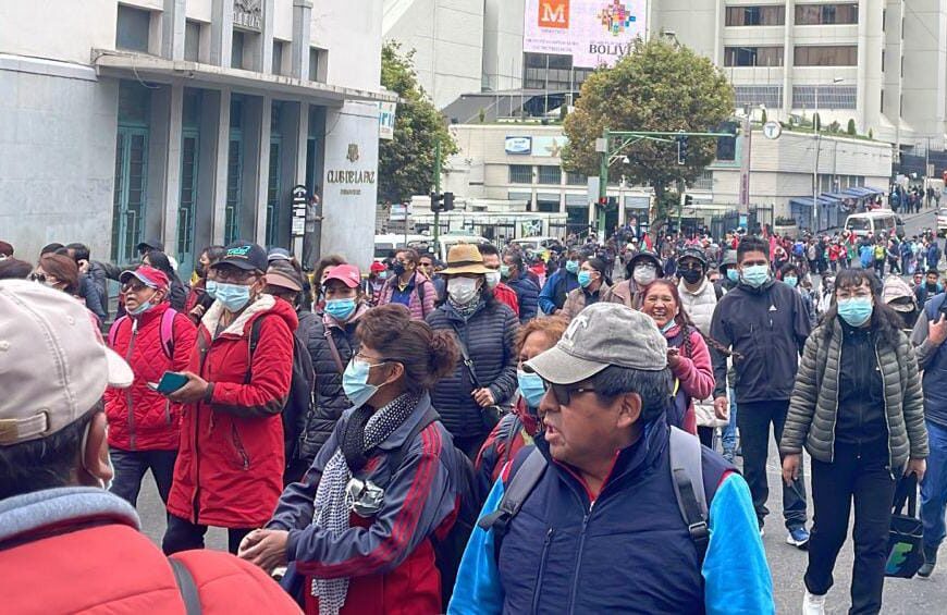 Maestros anuncian bloqueo en ciudad y provincias de Santa Cruz