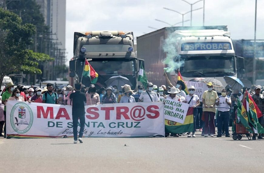 Una masiva marcha salió de la sede del Magisterio Urbano