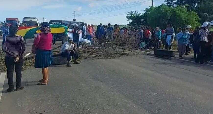 Vecinos de Nuevo Amanecer bloquean la ruta a Montero 