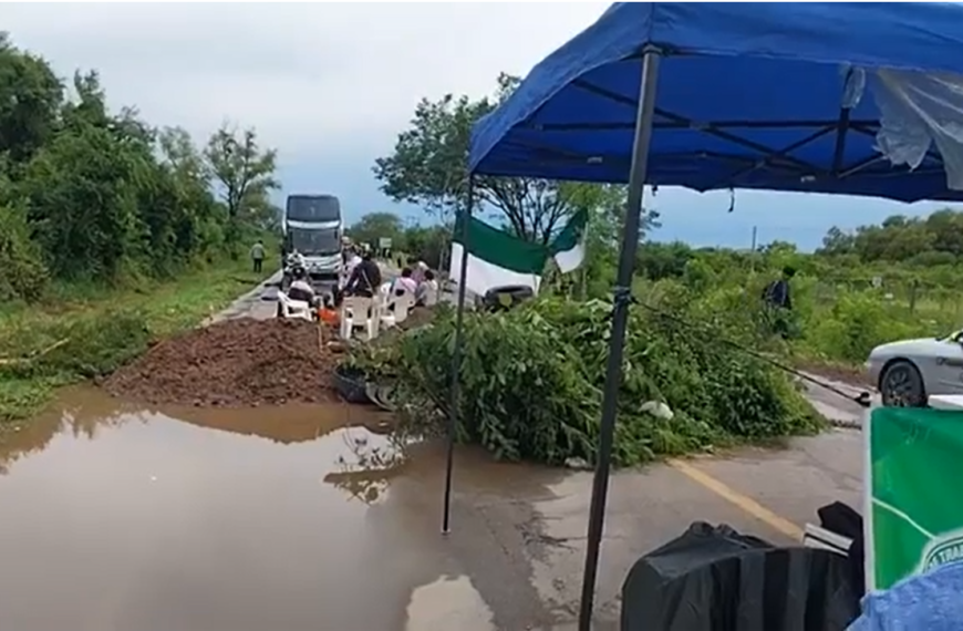 Maestros urbanos de Yacuiba y Bermejo bloquean rutas en el sur…