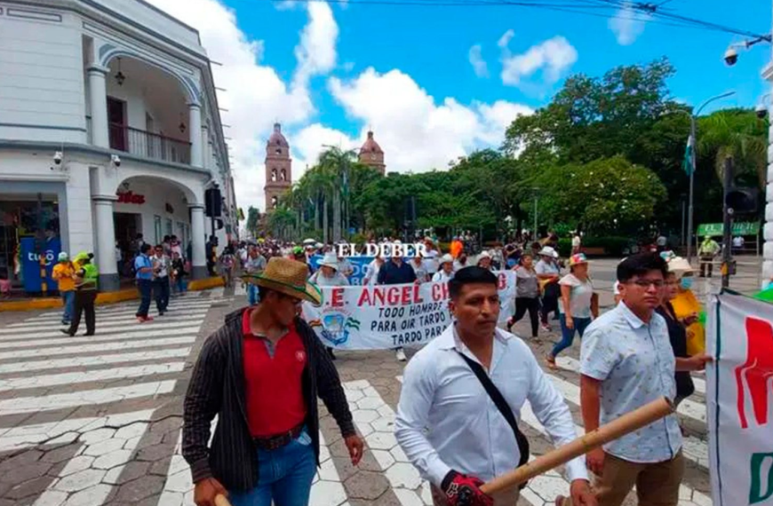 Maestros urbanos de Santa Cruz salieron a las calles en respaldo…