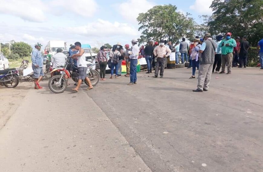 Vecinos de Santa Fe bloquean la carretera Santa Cruz –…