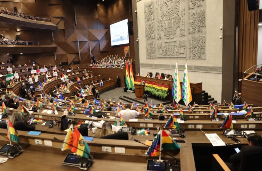 Asamblea Legislativa Plurinacional, dio marcha atrás y retomó la sesión para…