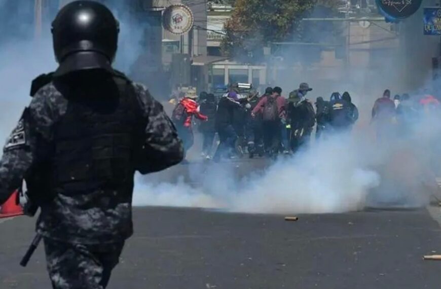 Un grupo de maestros urbanos logró ingresar hasta la plaza…