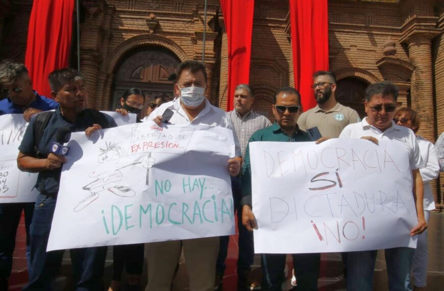 Periodistas realizan un plantón en la Catedral cruceña en rechazo…