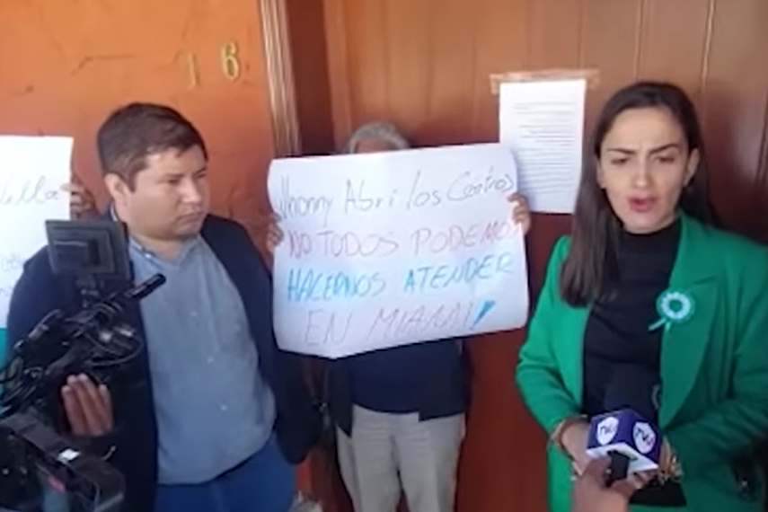 Diputada Nayar pega en la puerta del alcalde Jhonny una…