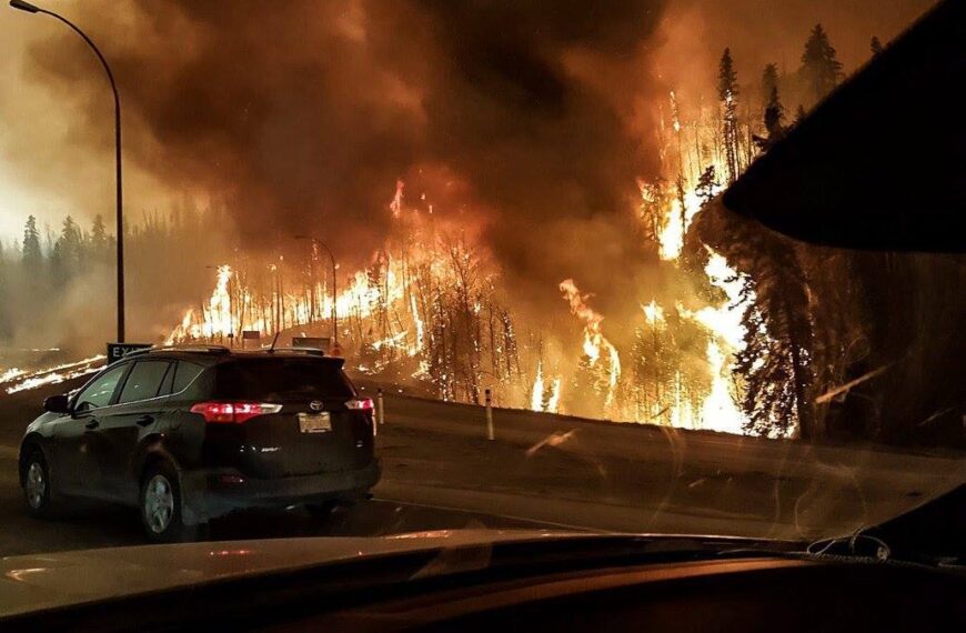 Canadá evacuó a 25.000 personas tras incendios forestales descontrolados