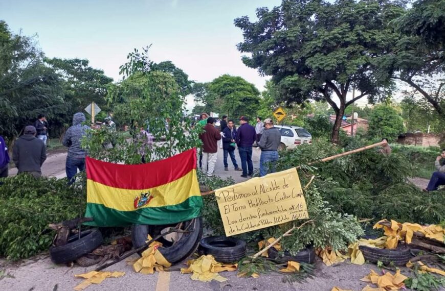 Pobladores de El Torno bloquean ruta a los Valles cruceños