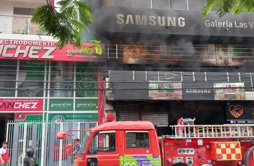 Investigan las causas del incendio en galería de electrodomésticos de…