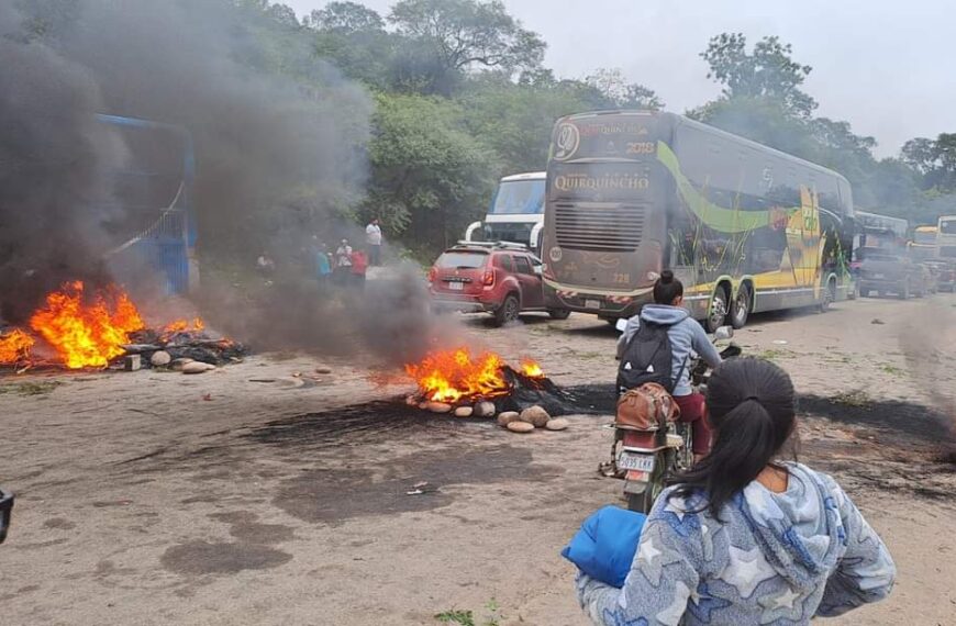 Pobladores bloquean en la carretera No. 9 en el cruce…