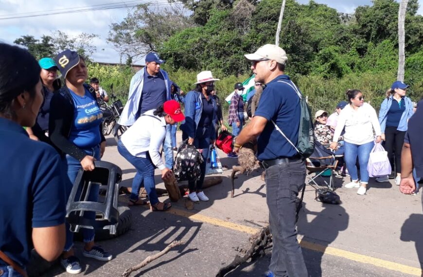 Exfuncionarios instalaron un punto de protesta en la carretera que…