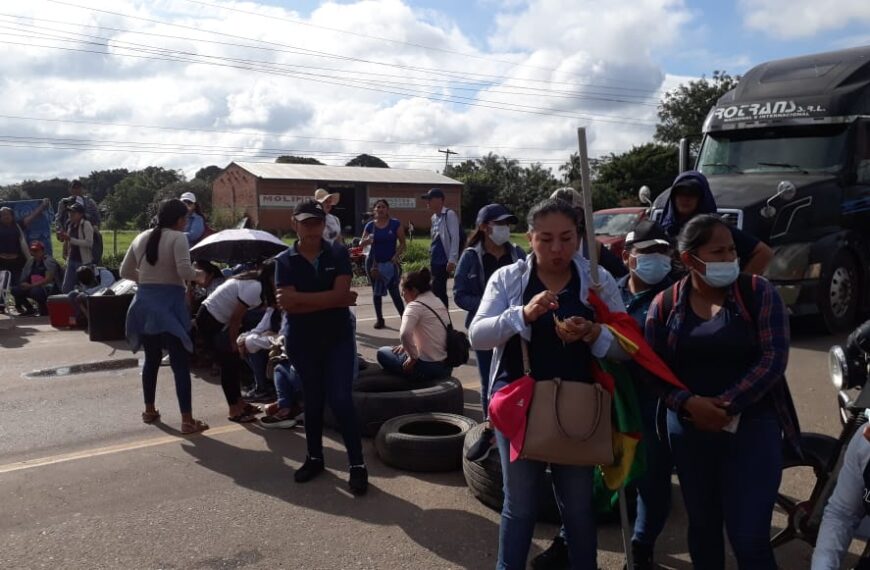 Policía intervino a los extrabajadores del Banco Fassil, quienes bloqueaban…