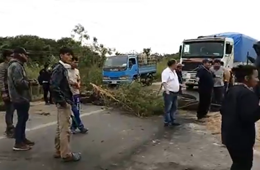 Comunarios de San Pedro bloquean el puente de La Amistad…