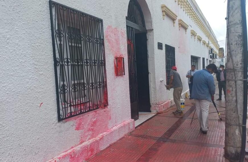 Fachada del Arzobispado de Santa Cruz amaneció pintarrajeada por un…