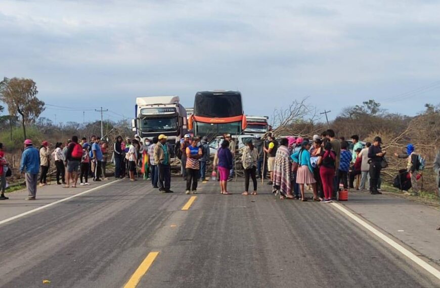 Ruta hacia Camiri se encuentra bloqueada por vecinos de esta…