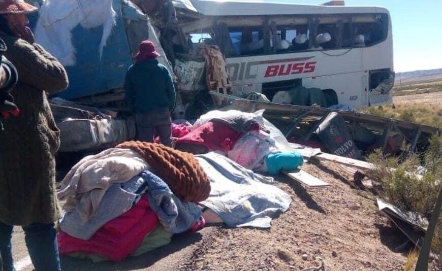 (Fotos)Un bus y un camión chocan de frente en la carretera internacional a Tambo Quemado