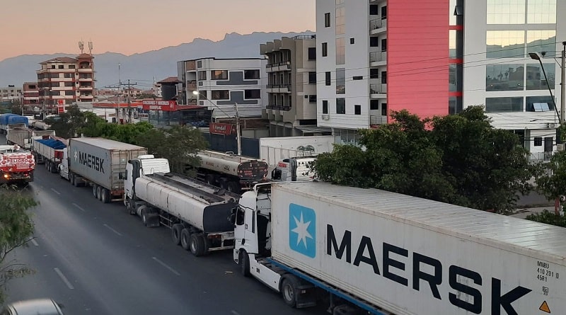 Registran largas filas de vehículos por combustible en La Paz y Cochabamba