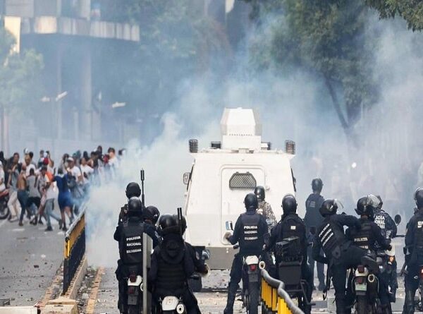 Cuatro muertos, 46 detenidos y decenas de heridos durante las protestas contra el supuesto fraude de Nicolás Maduro