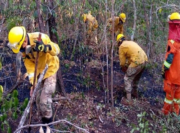 Dos helicópteros operarán en Roboré para sofocar incendio en la serranía de Tucabaca