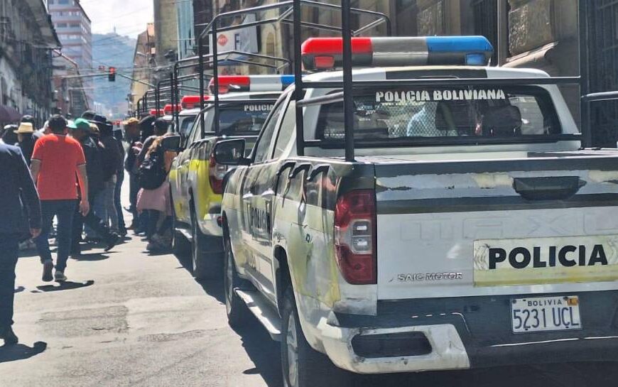 Refuerzan con vallas metálicas y policías los alrededores de la…