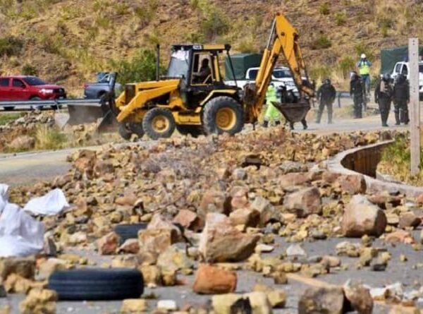 Los bloqueos dejan vías dañadas y en la quiebra a choferes y productores