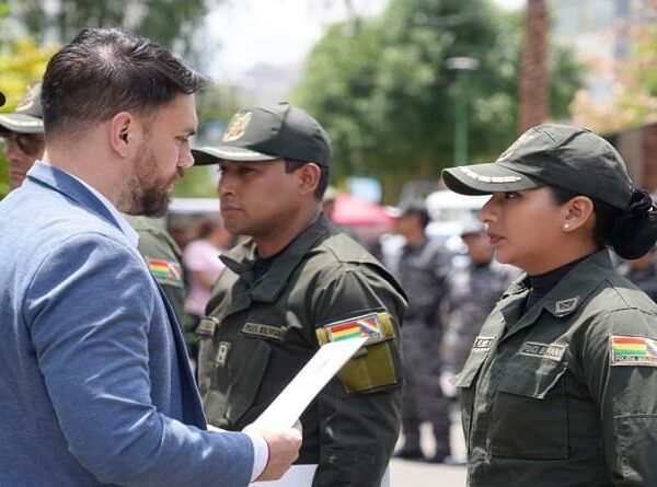 Entregan reconocimiento a los policías del desbloqueo y Del Castillo los califica de ‘héroes’