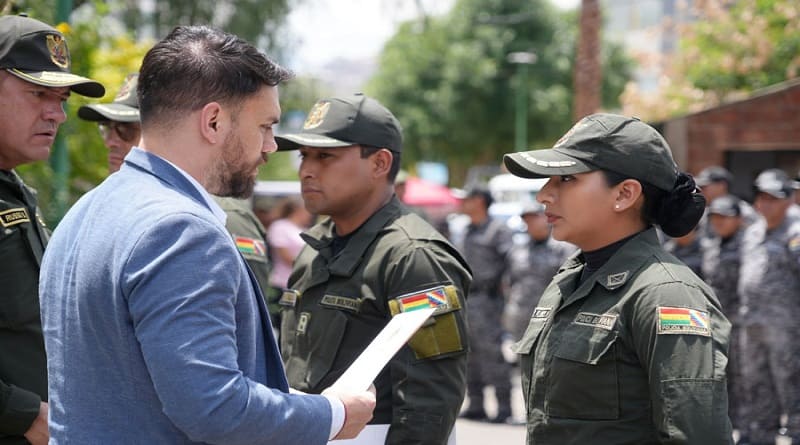 Entregan reconocimiento a los policías del desbloqueo y Del Castillo…