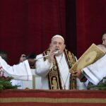 El papa pide en el mensaje de Navidad que callen las armas en…