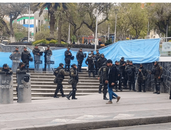 Plaza Abaroa bajo resguardo policial en medio de tensiones políticas