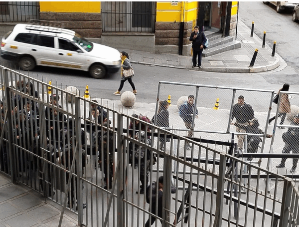Plaza Murillo amaneció completamente cercada ante posible convulsión ‘evista’