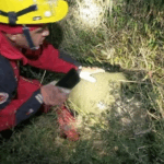 Rescatan a adulto mayor que cayó 250 metros en una quebrada en la…